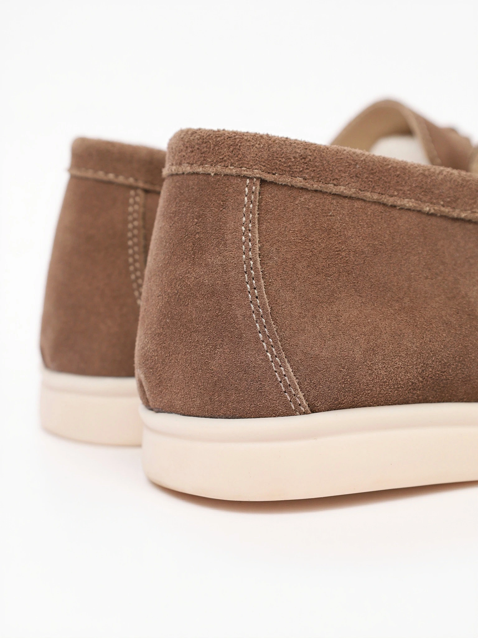 Туфли-лоферы серого цвета на низкой подошве